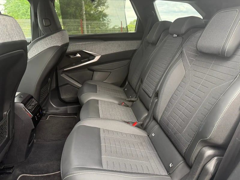 Photo de la voiture PEUGEOT 5008 Hybrid 145 ch e-DCS6 GT