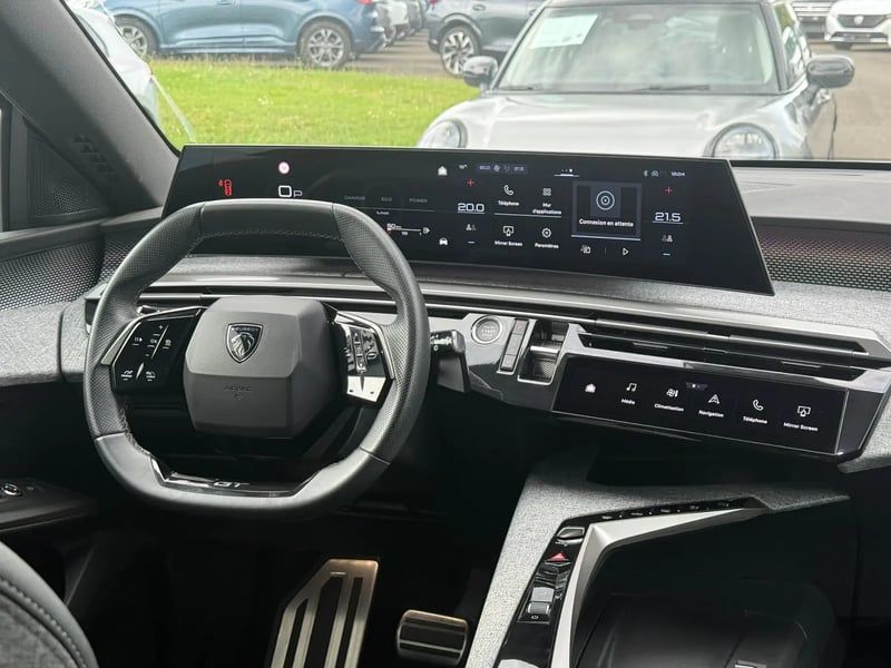 Photo de la voiture PEUGEOT 5008 Hybrid 145 ch e-DCS6 GT
