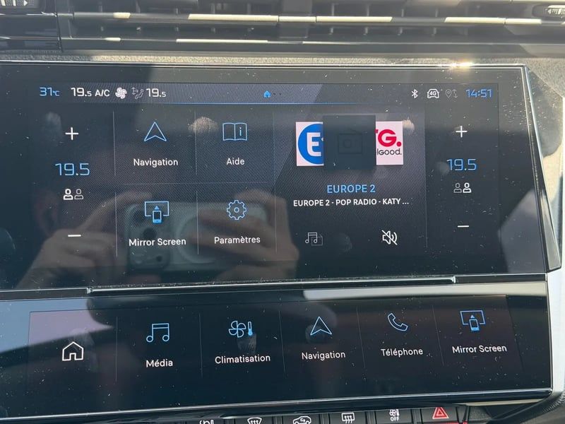 Photo de la voiture PEUGEOT 308 SW Hybrid 145 e-DCS6 Allure