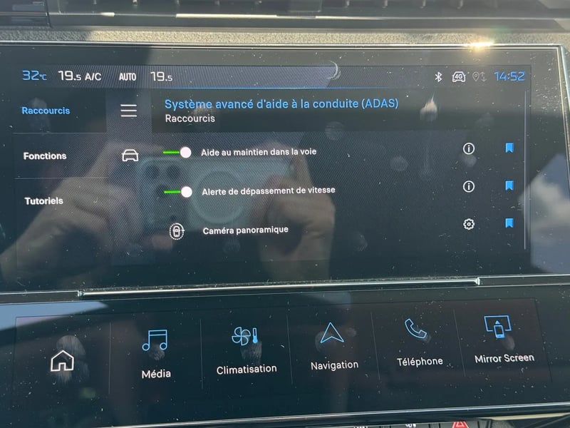 Photo de la voiture PEUGEOT 308 SW Hybrid 145 e-DCS6 Allure