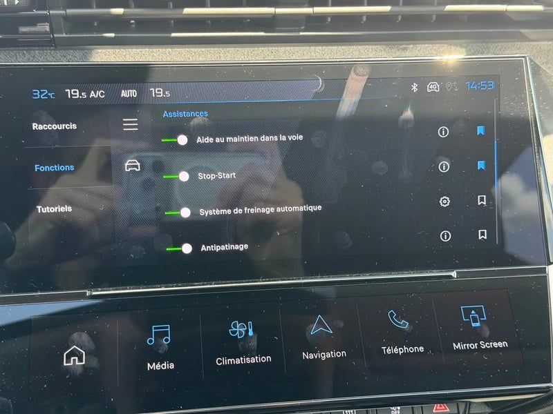 Photo de la voiture PEUGEOT 308 SW Hybrid 145 e-DCS6 Allure