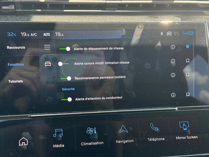 Photo de la voiture PEUGEOT 308 SW Hybrid 145 e-DCS6 Allure