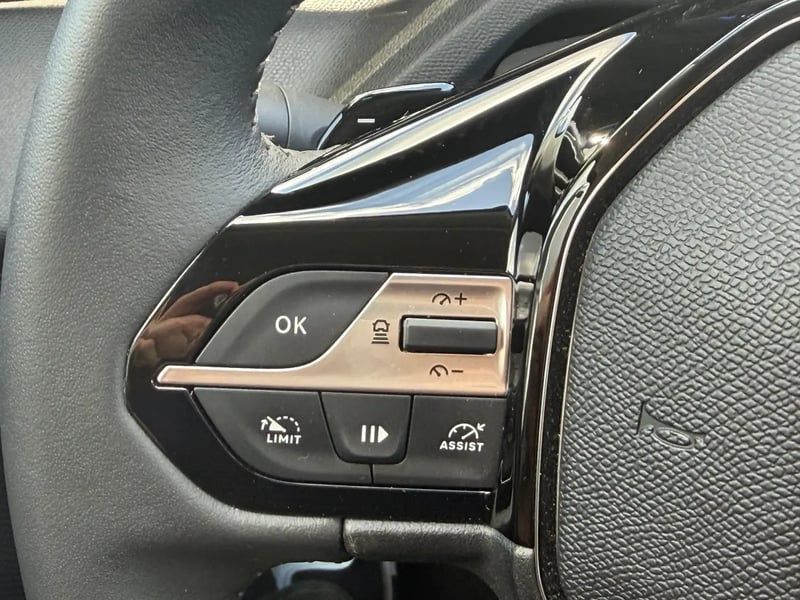 Photo de la voiture PEUGEOT 308 SW Hybrid 145 e-DCS6 Allure