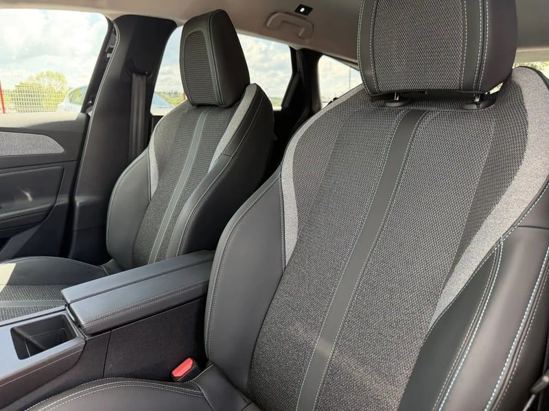 Photo de la voiture PEUGEOT 308 SW Hybrid 145 e-DCS6 Allure