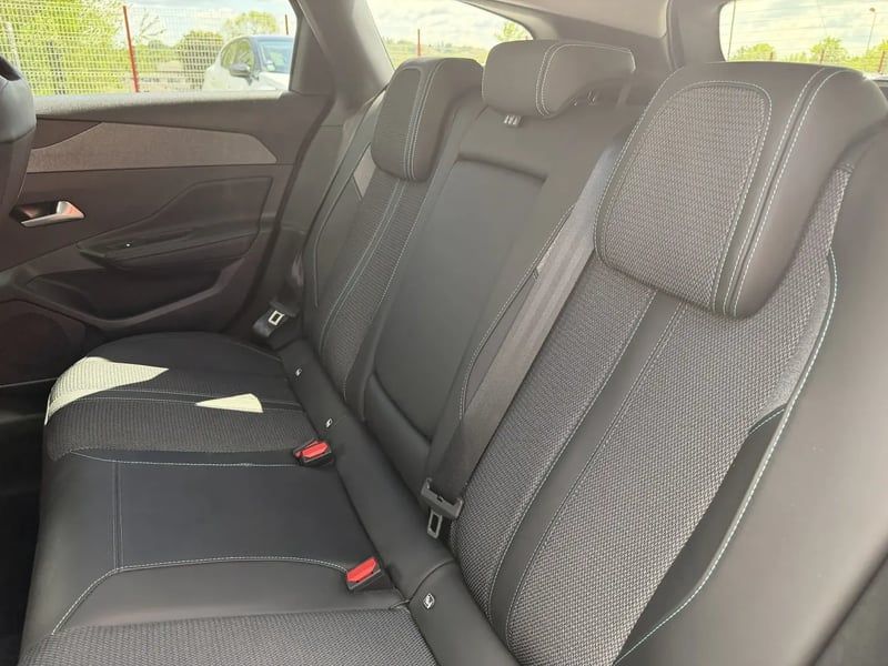 Photo de la voiture PEUGEOT 308 SW Hybrid 145 e-DCS6 Allure