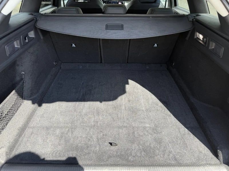 Photo de la voiture PEUGEOT 308 SW Hybrid 145 e-DCS6 Allure