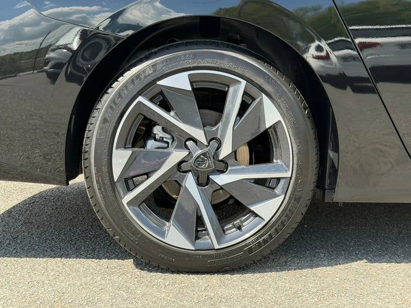 Photo de la voiture PEUGEOT 308 SW Hybrid 145 e-DCS6 Allure