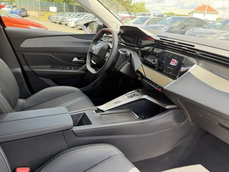 Photo de la voiture PEUGEOT 308 SW Hybrid 145 e-DCS6 Allure