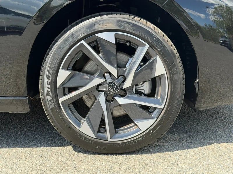 Photo de la voiture PEUGEOT 308 SW Hybrid 145 e-DCS6 Allure