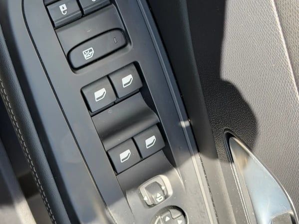 Photo de la voiture PEUGEOT 308 SW Hybrid 145 e-DCS6 Allure