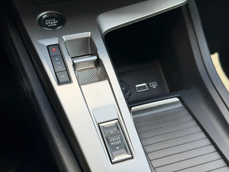 Photo de la voiture PEUGEOT 308 SW Hybrid 145 e-DCS6 Allure