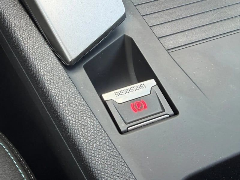 Photo de la voiture PEUGEOT 308 SW Hybrid 145 e-DCS6 Allure