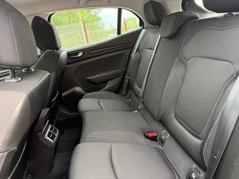 Photo de la voiture RENAULT MEGANE IV BERLINE BUSINESS Blue dCi 115 Business