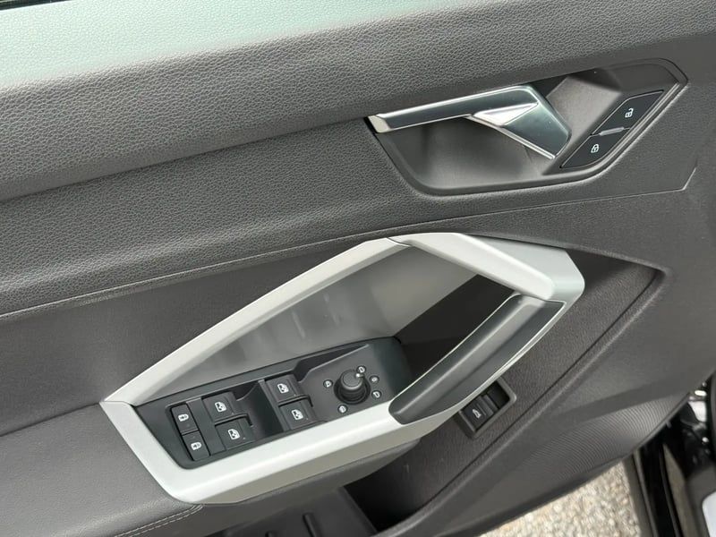 Photo de la voiture AUDI Q3 35 TDI 150 ch S tronic 7 Design Luxe