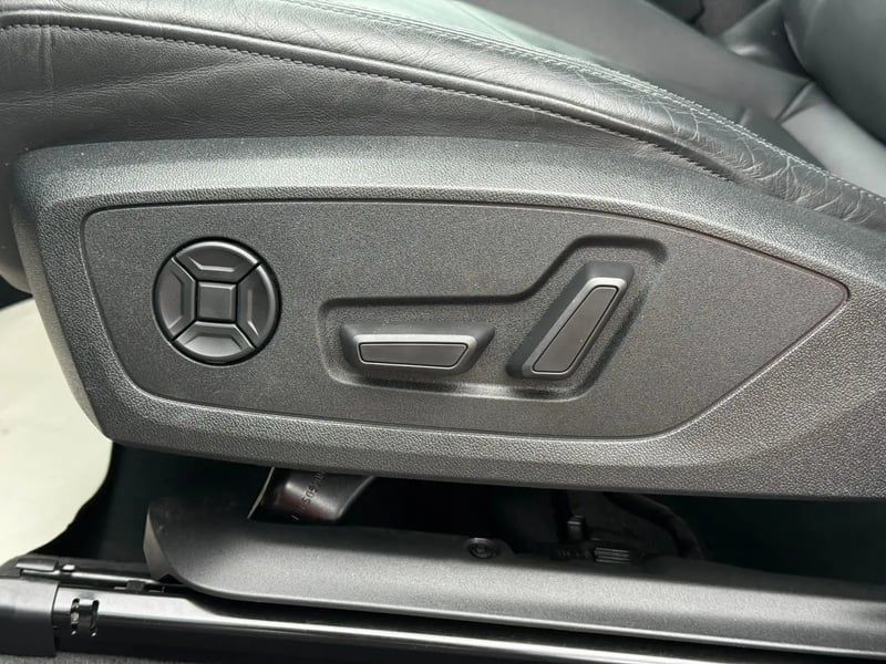 Photo de la voiture AUDI Q3 35 TDI 150 ch S tronic 7 Design Luxe