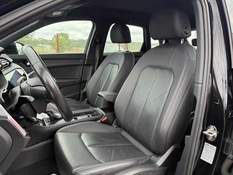 Photo de la voiture AUDI Q3 35 TDI 150 ch S tronic 7 Design Luxe