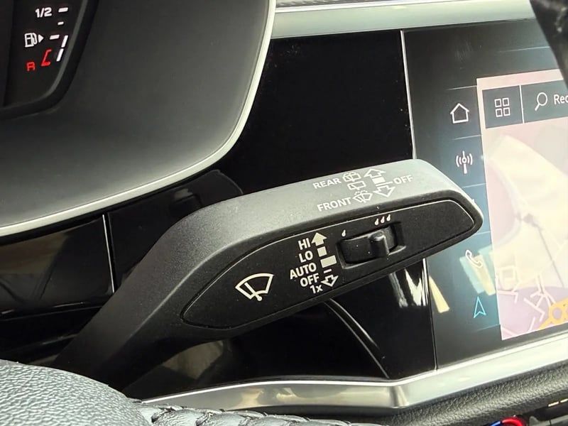 Photo de la voiture AUDI Q3 35 TDI 150 ch S tronic 7 Design Luxe
