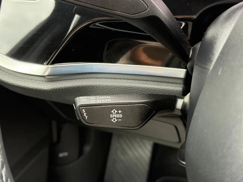 Photo de la voiture AUDI Q3 35 TDI 150 ch S tronic 7 Design Luxe