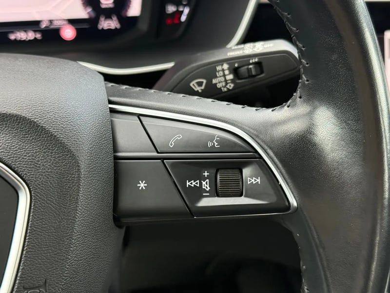 Photo de la voiture AUDI Q3 35 TDI 150 ch S tronic 7 Design Luxe