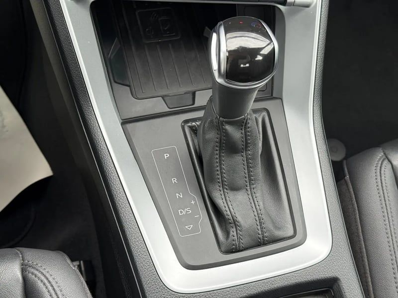 Photo de la voiture AUDI Q3 35 TDI 150 ch S tronic 7 Design Luxe