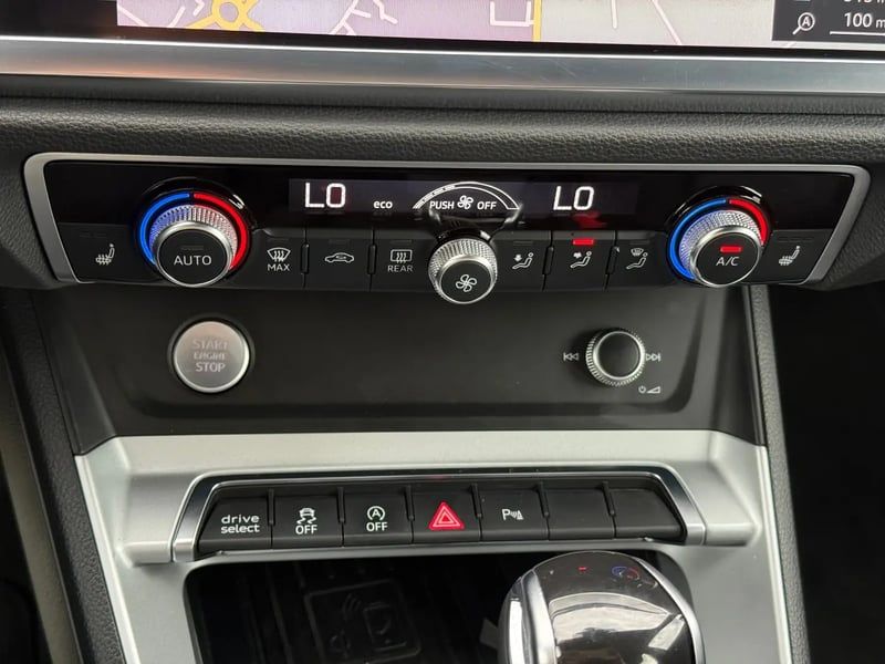 Photo de la voiture AUDI Q3 35 TDI 150 ch S tronic 7 Design Luxe