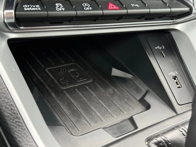 Photo de la voiture AUDI Q3 35 TDI 150 ch S tronic 7 Design Luxe