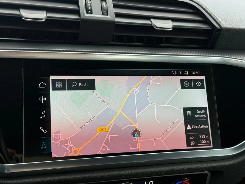 Photo de la voiture AUDI Q3 35 TDI 150 ch S tronic 7 Design Luxe
