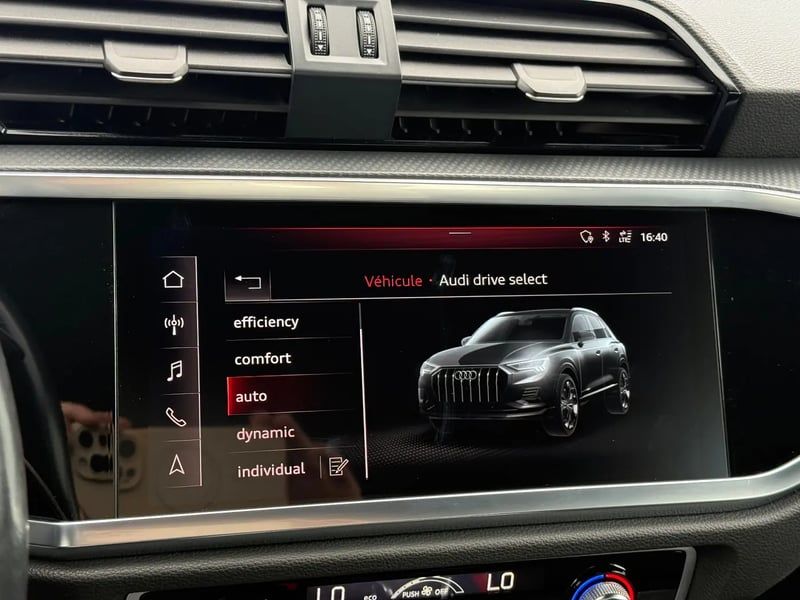 Photo de la voiture AUDI Q3 35 TDI 150 ch S tronic 7 Design Luxe