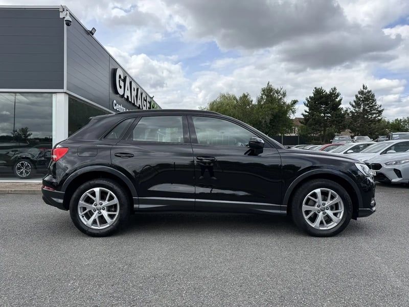 Photo de la voiture AUDI Q3 35 TDI 150 ch S tronic 7 Design Luxe