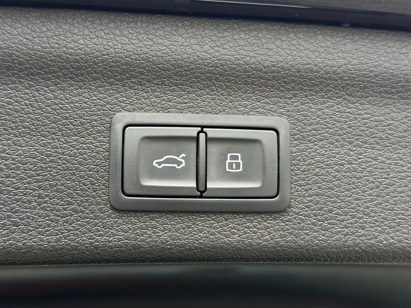 Photo de la voiture AUDI Q3 35 TDI 150 ch S tronic 7 Design Luxe
