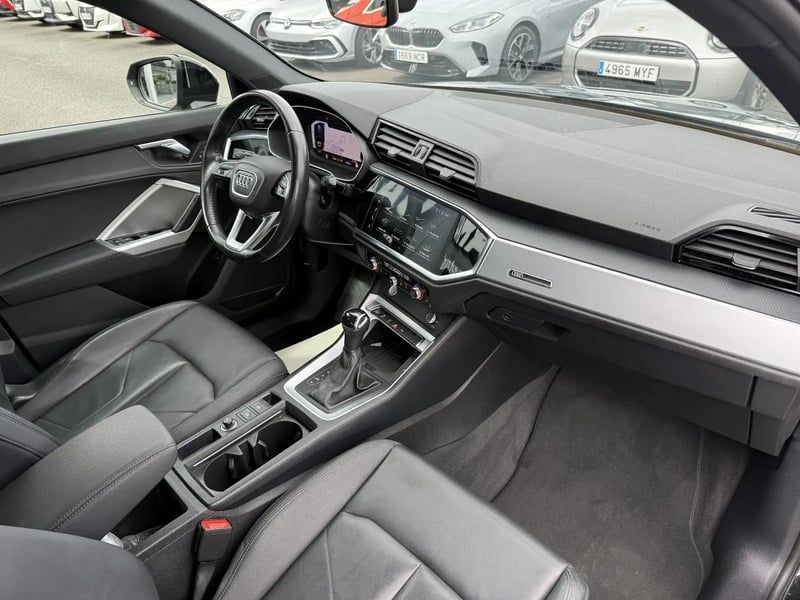 Photo de la voiture AUDI Q3 35 TDI 150 ch S tronic 7 Design Luxe