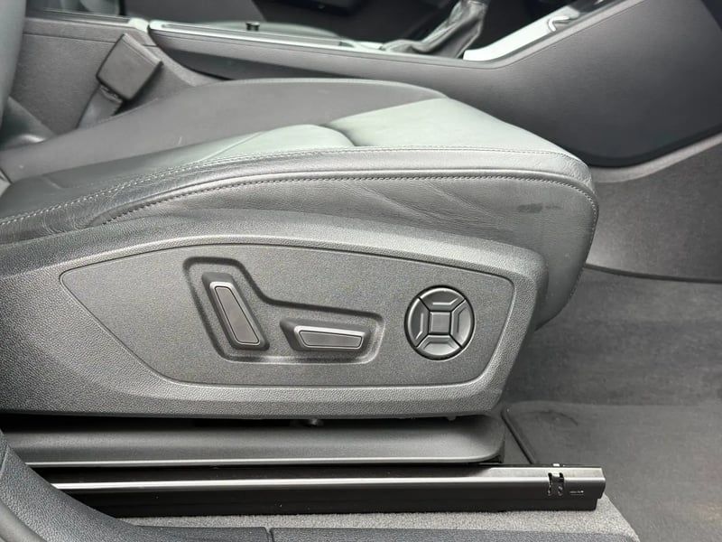 Photo de la voiture AUDI Q3 35 TDI 150 ch S tronic 7 Design Luxe