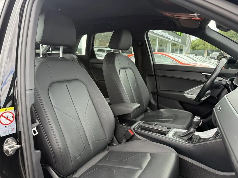 Photo de la voiture AUDI Q3 35 TDI 150 ch S tronic 7 Design Luxe