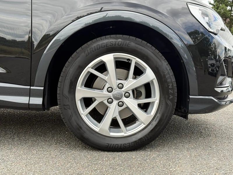 Photo de la voiture AUDI Q3 35 TDI 150 ch S tronic 7 Design Luxe