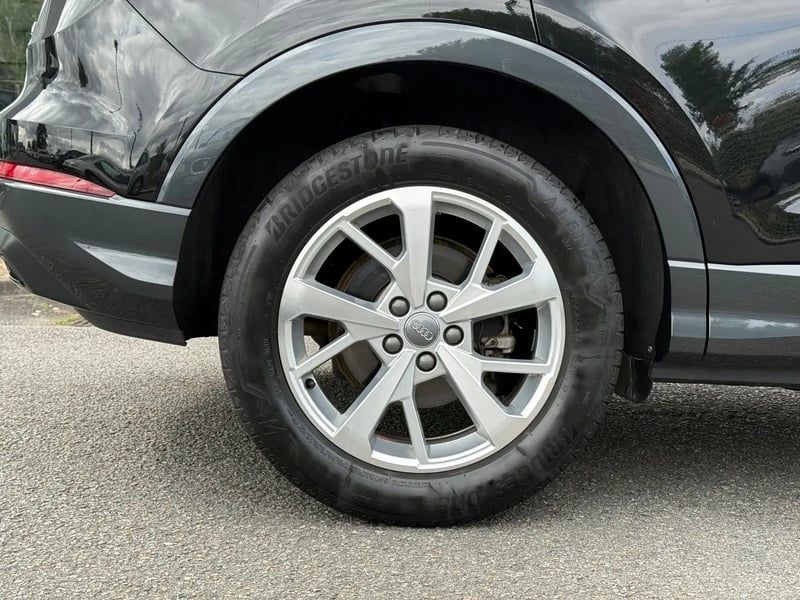 Photo de la voiture AUDI Q3 35 TDI 150 ch S tronic 7 Design Luxe