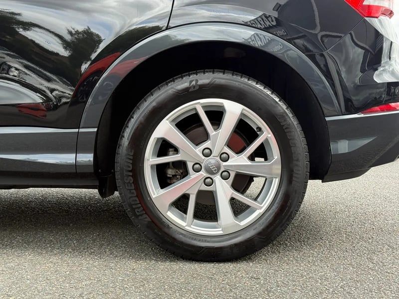 Photo de la voiture AUDI Q3 35 TDI 150 ch S tronic 7 Design Luxe