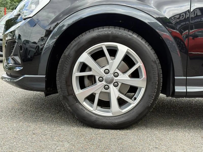 Photo de la voiture AUDI Q3 35 TDI 150 ch S tronic 7 Design Luxe