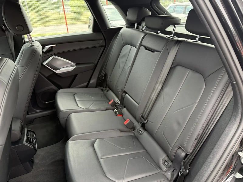 Photo de la voiture AUDI Q3 35 TDI 150 ch S tronic 7 Design Luxe