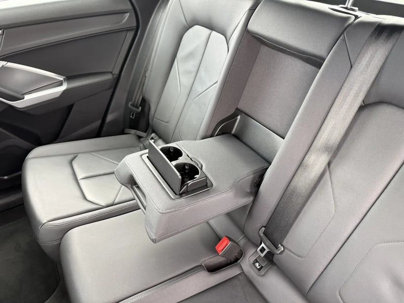Photo de la voiture AUDI Q3 35 TDI 150 ch S tronic 7 Design Luxe