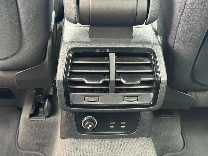 Photo de la voiture AUDI Q3 35 TDI 150 ch S tronic 7 Design Luxe