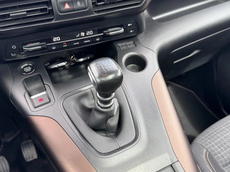 Photo de la voiture PEUGEOT RIFTER Standard BlueHDi 130 S&S BVM6 5pl GT