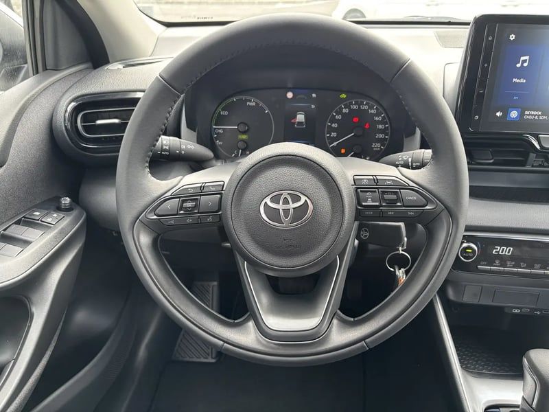 Photo de la voiture TOYOTA YARIS HYBRIDE 116h Dynamic