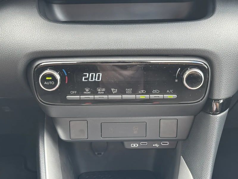 Photo de la voiture TOYOTA YARIS HYBRIDE 116h Dynamic