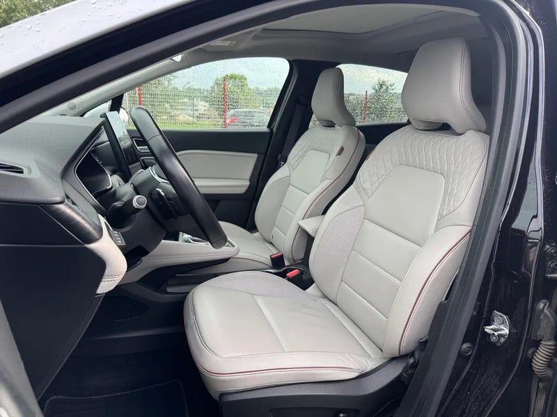 Photo de la voiture RENAULT CAPTUR Blue dCi 115 EDC Initiale Paris