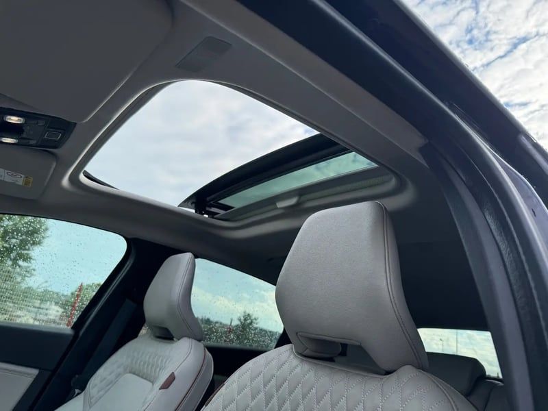 Photo de la voiture RENAULT CAPTUR Blue dCi 115 EDC Initiale Paris