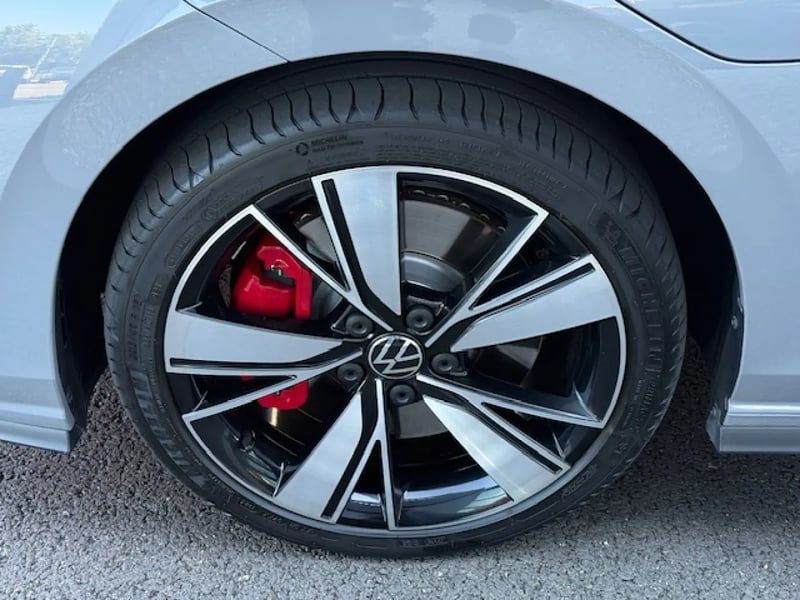 Photo de la voiture VOLKSWAGEN GOLF 1.4 Hybrid Rechargeable OPF 245 DSG6 GTE