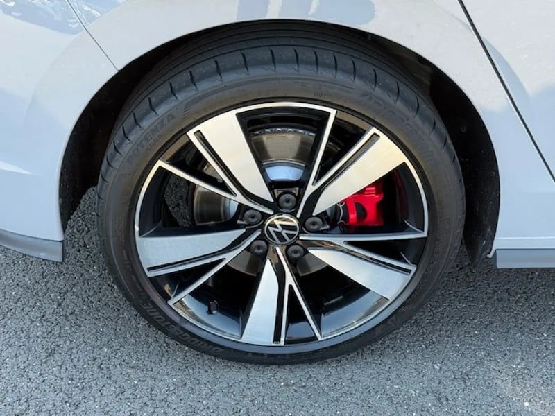 Photo de la voiture VOLKSWAGEN GOLF 1.4 Hybrid Rechargeable OPF 245 DSG6 GTE