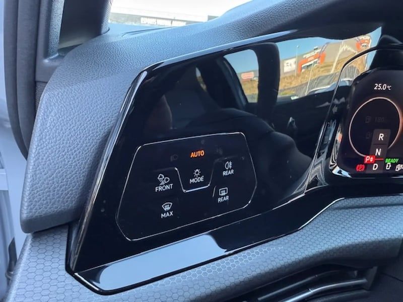 Photo de la voiture VOLKSWAGEN GOLF 1.4 Hybrid Rechargeable OPF 245 DSG6 GTE