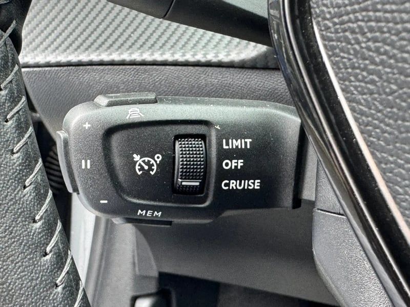 Photo de la voiture PEUGEOT 208 PureTech 100 S&S BVM6 Allure