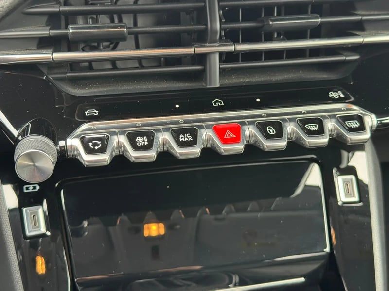 Photo de la voiture PEUGEOT 208 PureTech 100 S&S BVM6 Allure